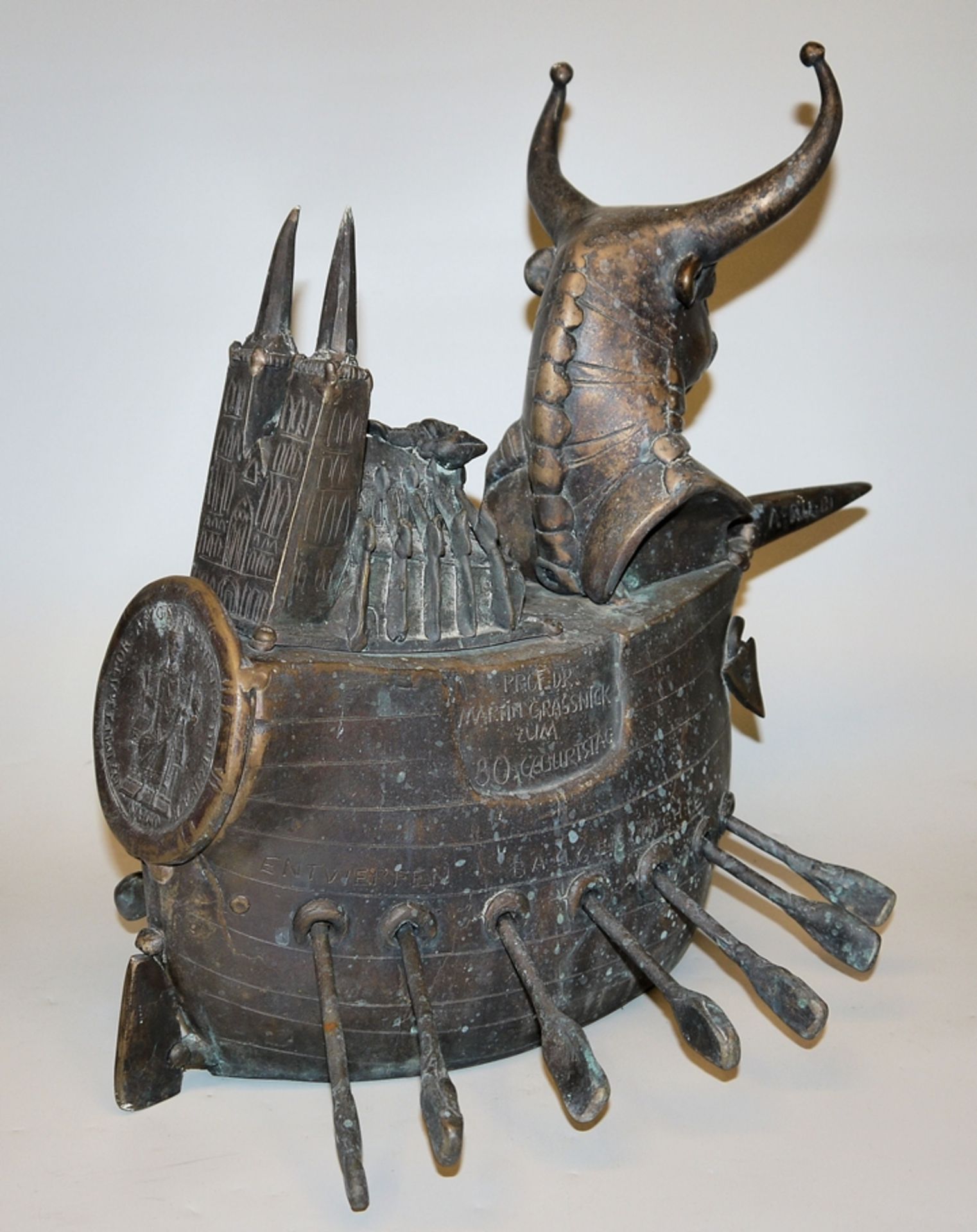 Gernot Rumpf, Galeere mit Stierkopf "Prof. Dr. Martin Graßnick zum 80. Geburtstag", Bronzeplastik,  - Bild 2 aus 2