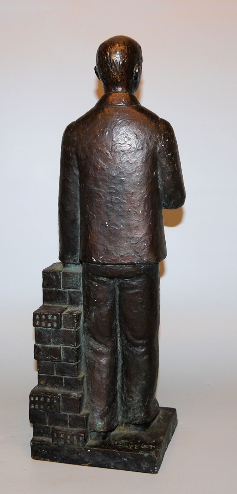 Monogrammist S.E. (F.E.) von 1957, Bronzeplastik eines Architekten, H 48 cm - Bild 2 aus 3