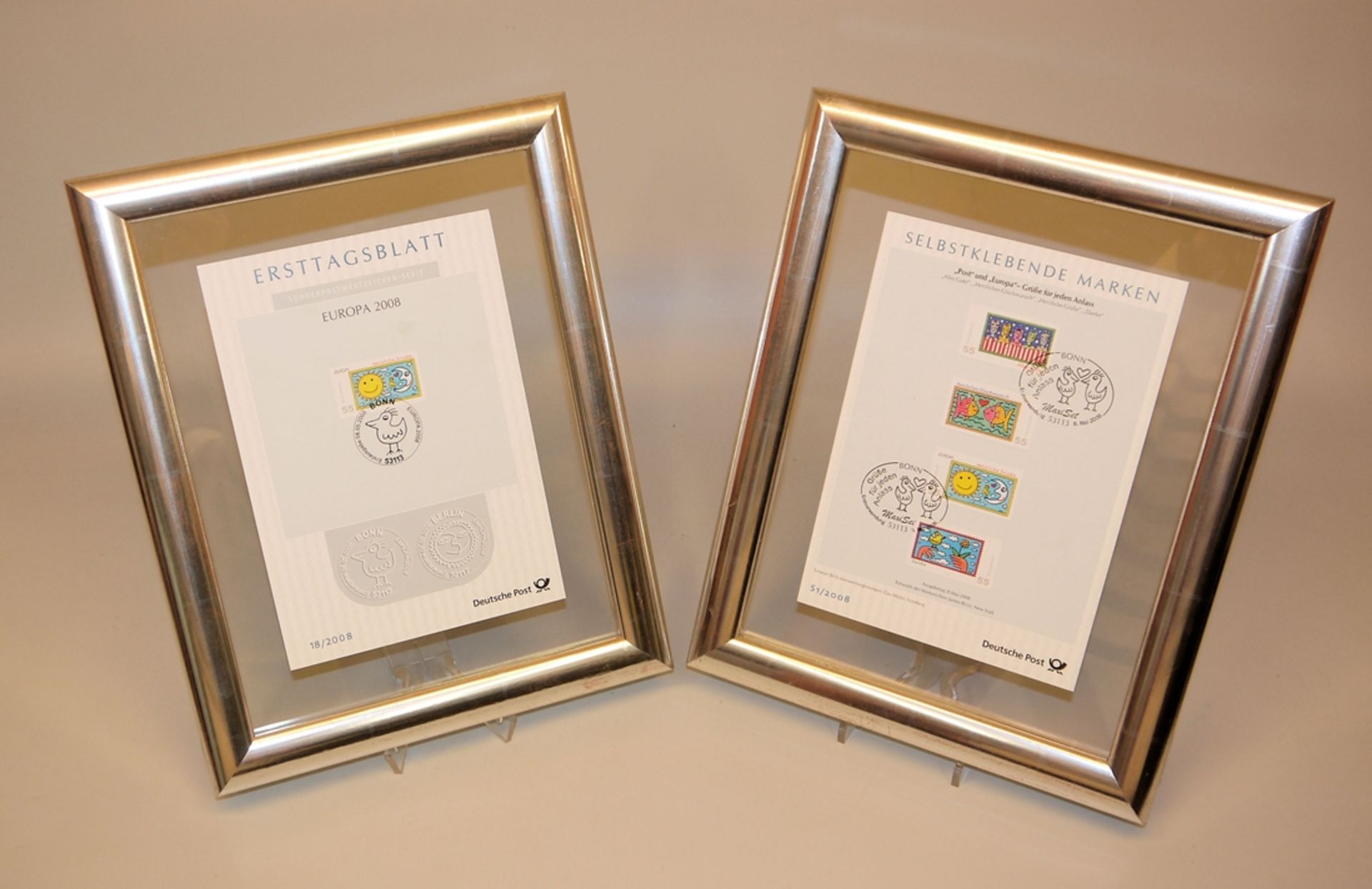 James Rizzi, 5 Briefmarken, "Europa - Herzliche Grüße" und 4 "Post"-Briefmarken, 2 x gerahmt
