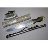 Tibetisches Messer, Federhalter-Köcher und Feuerstein-Tasche, 19./ Anfang 20. Jh.