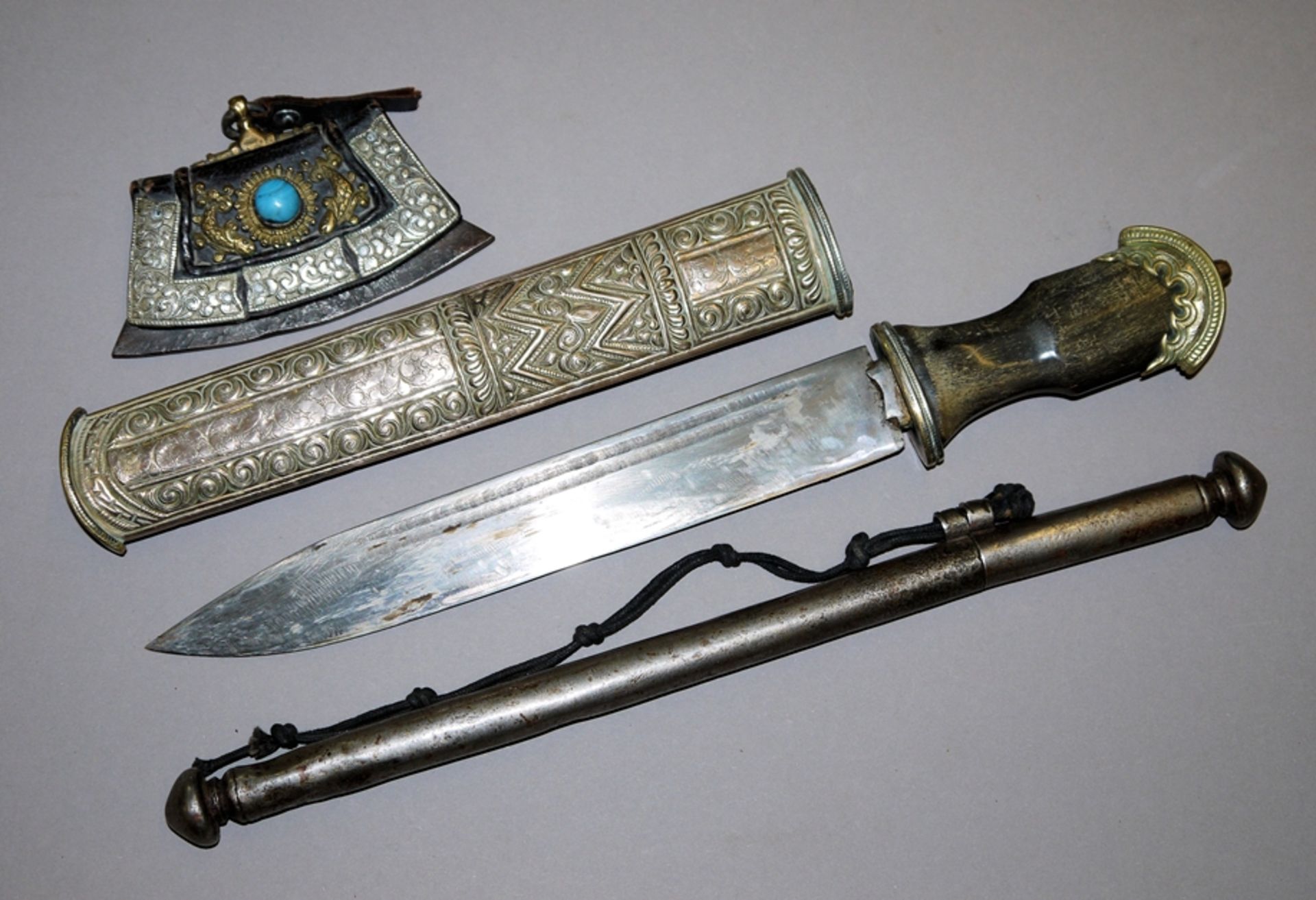 Tibetisches Messer, Federhalter-Köcher und Feuerstein-Tasche, 19./ Anfang 20. Jh.