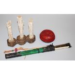 Ein chinesisches Essbesteck, die drei Glücksgötter und eine Schnitzlackdose