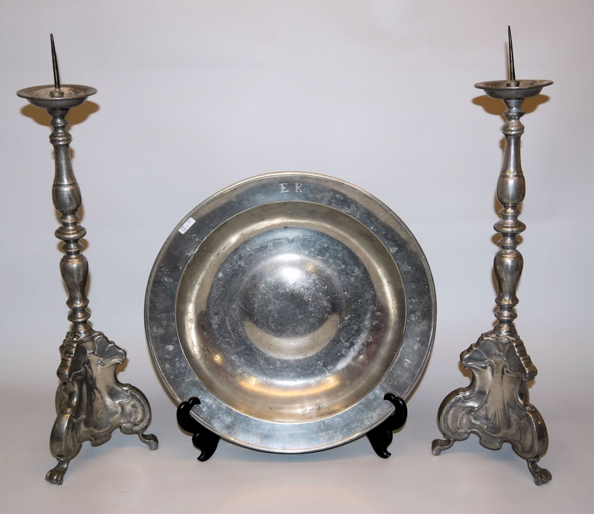 Großes Becken des Nürnberger Zinngießers Geisser um 1660/70 und ein Paar Altarleuchter des Barock, 