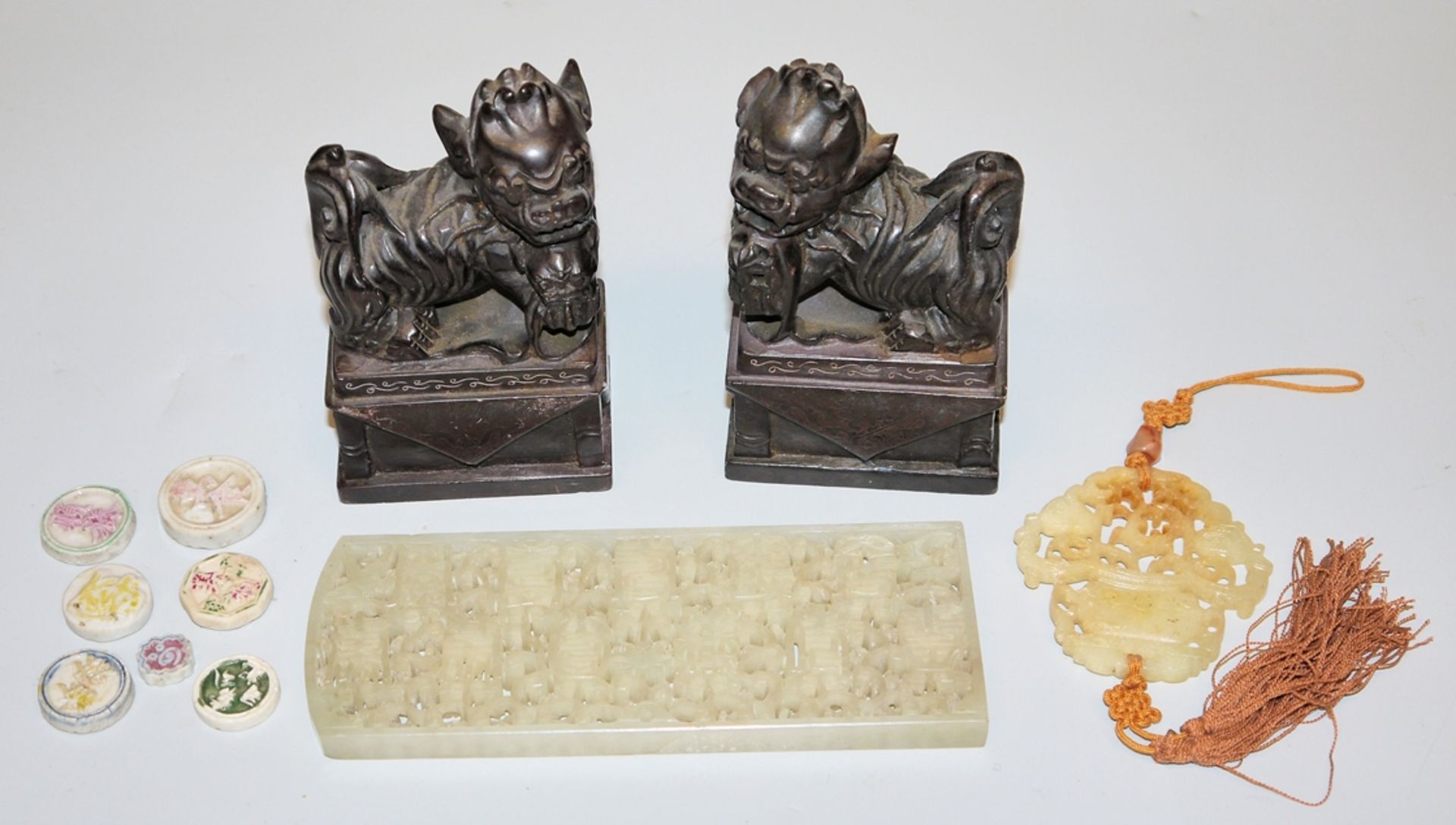 Zwei chinesische Jade-Plaketten, Sammlung Porzellanmünzen und zwei Löwenhunde aus Steatit