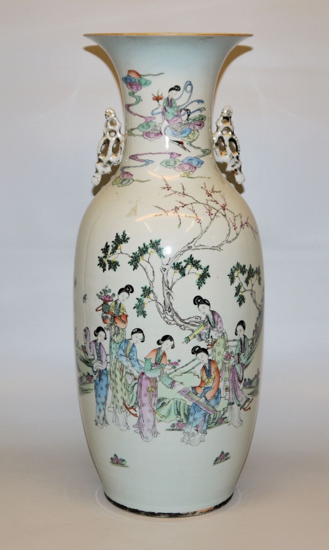 Große Bodenvase mit Damen im Garten, späte Qing/Republik-Zeit, China um 1900