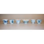 Sechs Blauweiß-Koppchen der Qing-Zeit, China 18. Jh.