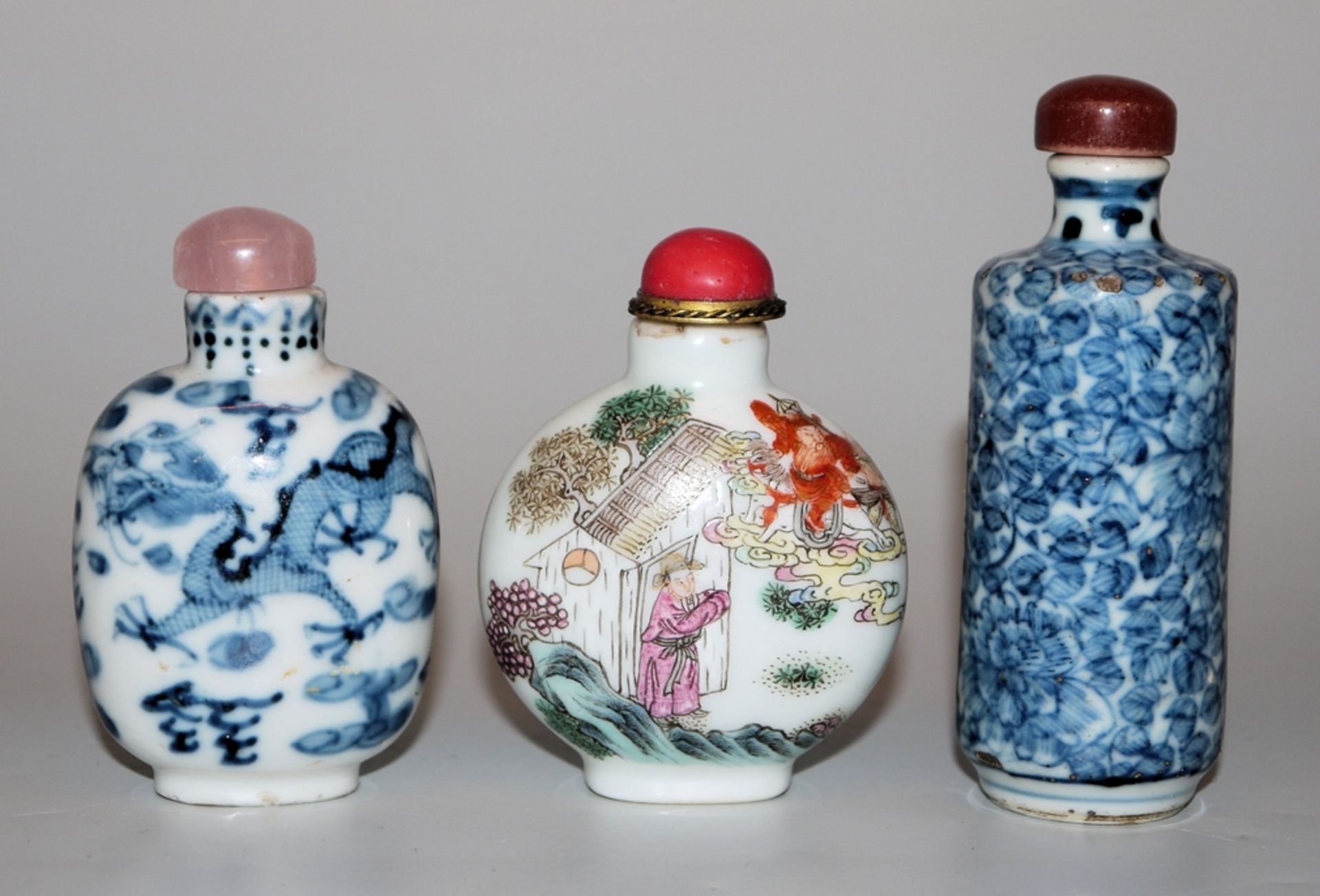 Drei feine Porzellan-Snuffbottle, China um 1900