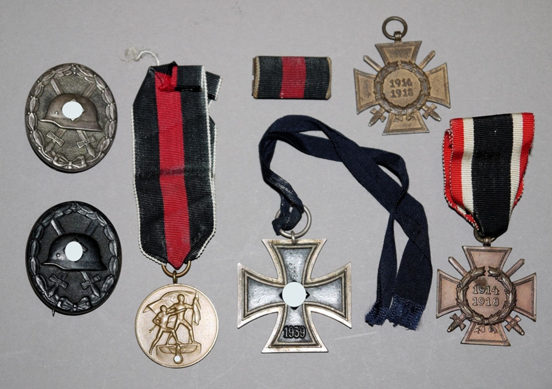 Sammlung von 6 Orden- und Ehrenzeichen u.s. EK 2. Klasse, WK II