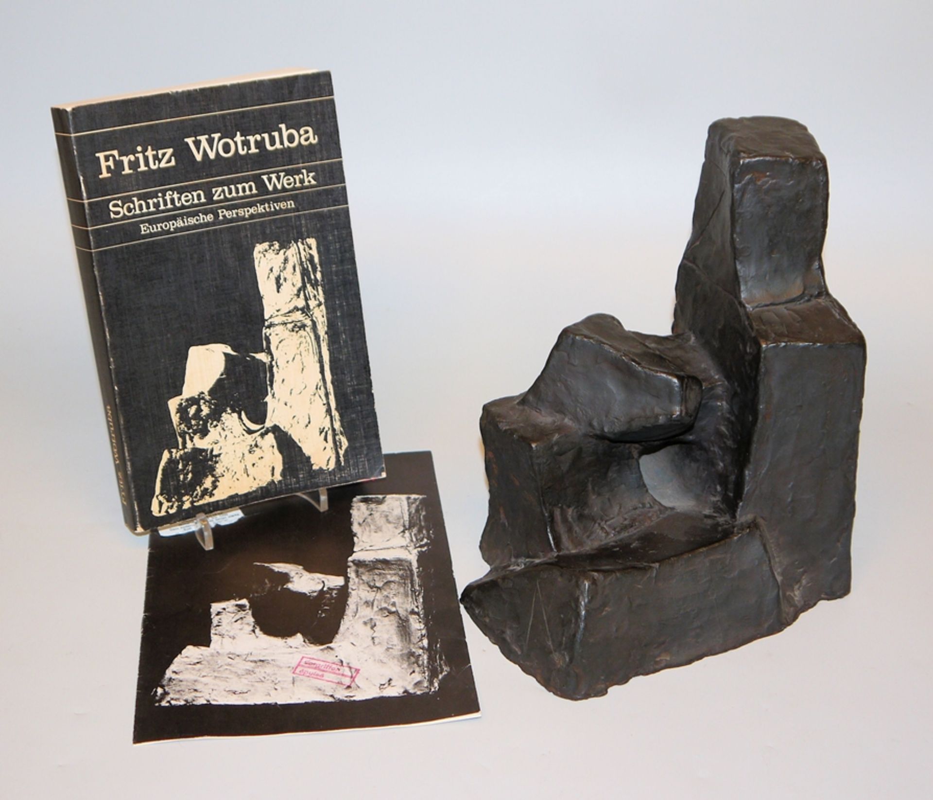 Fritz Wotruba, "Kleine sitzende Figur", Bronzeplastik mit Buch und vergriffener Broschüre zur Plast