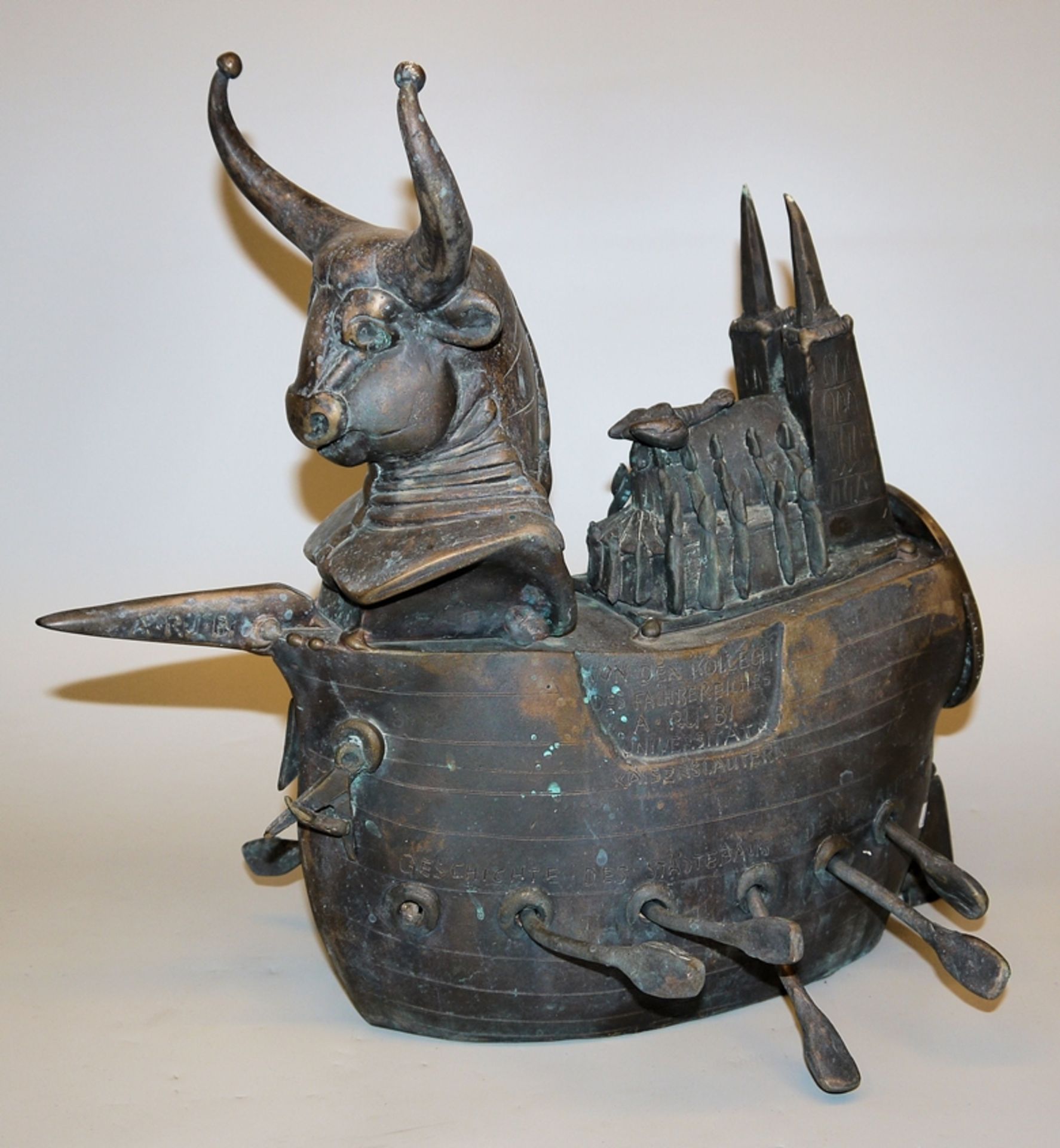 Gernot Rumpf, Galeere mit Stierkopf "Prof. Dr. Martin Graßnick zum 80. Geburtstag", Bronzeplastik, 