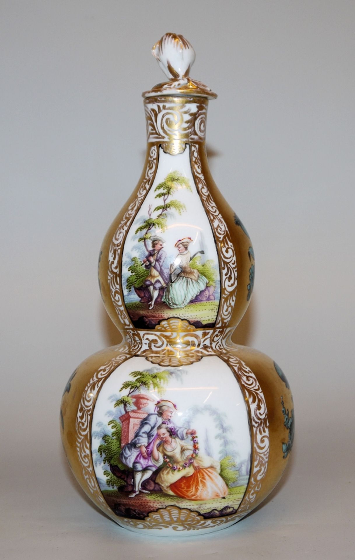 Kalebassen-Vase mit Watteau-Szenen, Helena Wolfsohn, Dresden, Ende 19. Jh. - Bild 2 aus 3