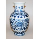 Blauweiß-Porzellanvase mit rankendem Lotus, wohl Qianlong-Zeit, China 18. Jh.