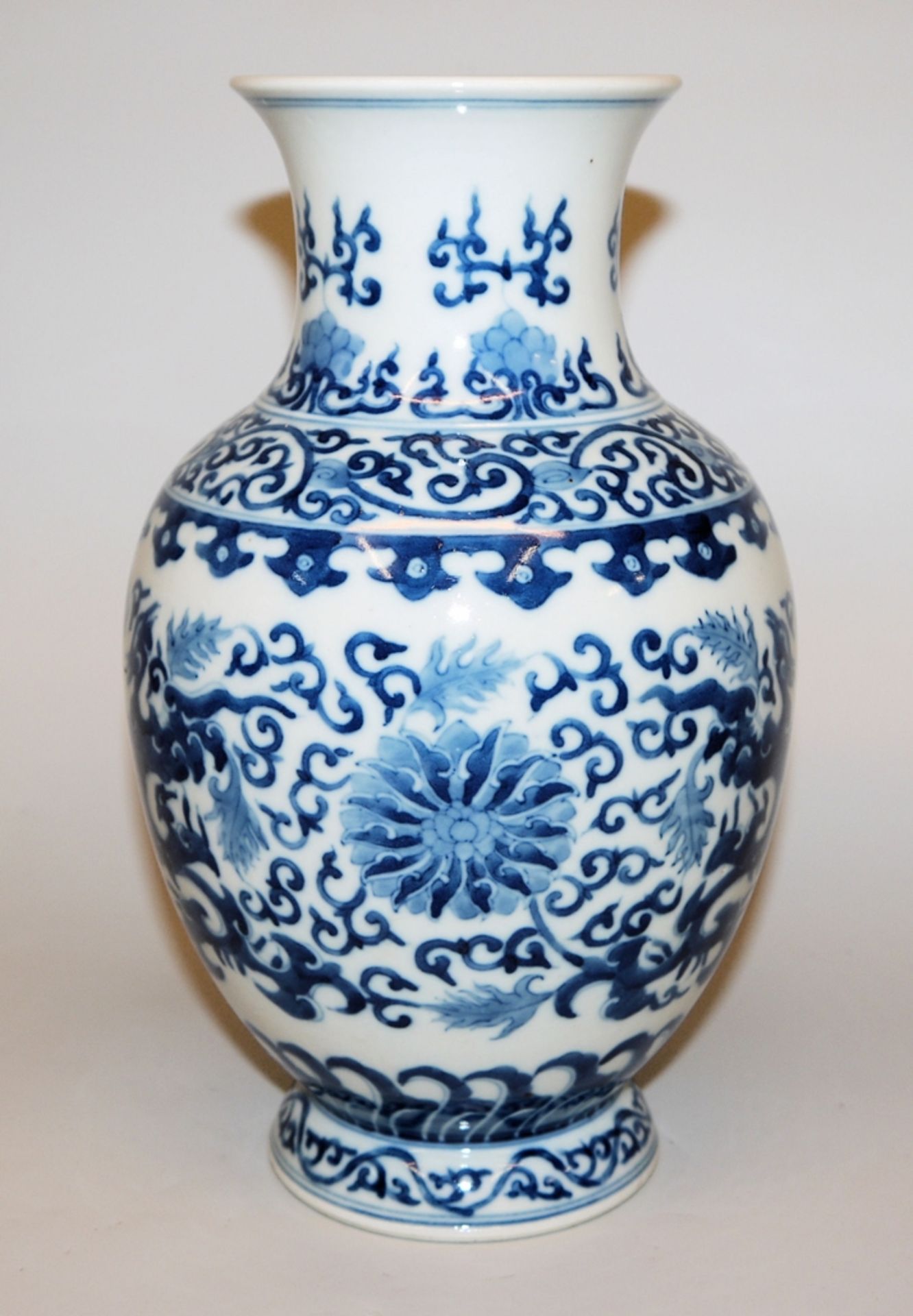 Blauweiß-Porzellanvase mit rankendem Lotus, wohl Qianlong-Zeit, China 18. Jh.