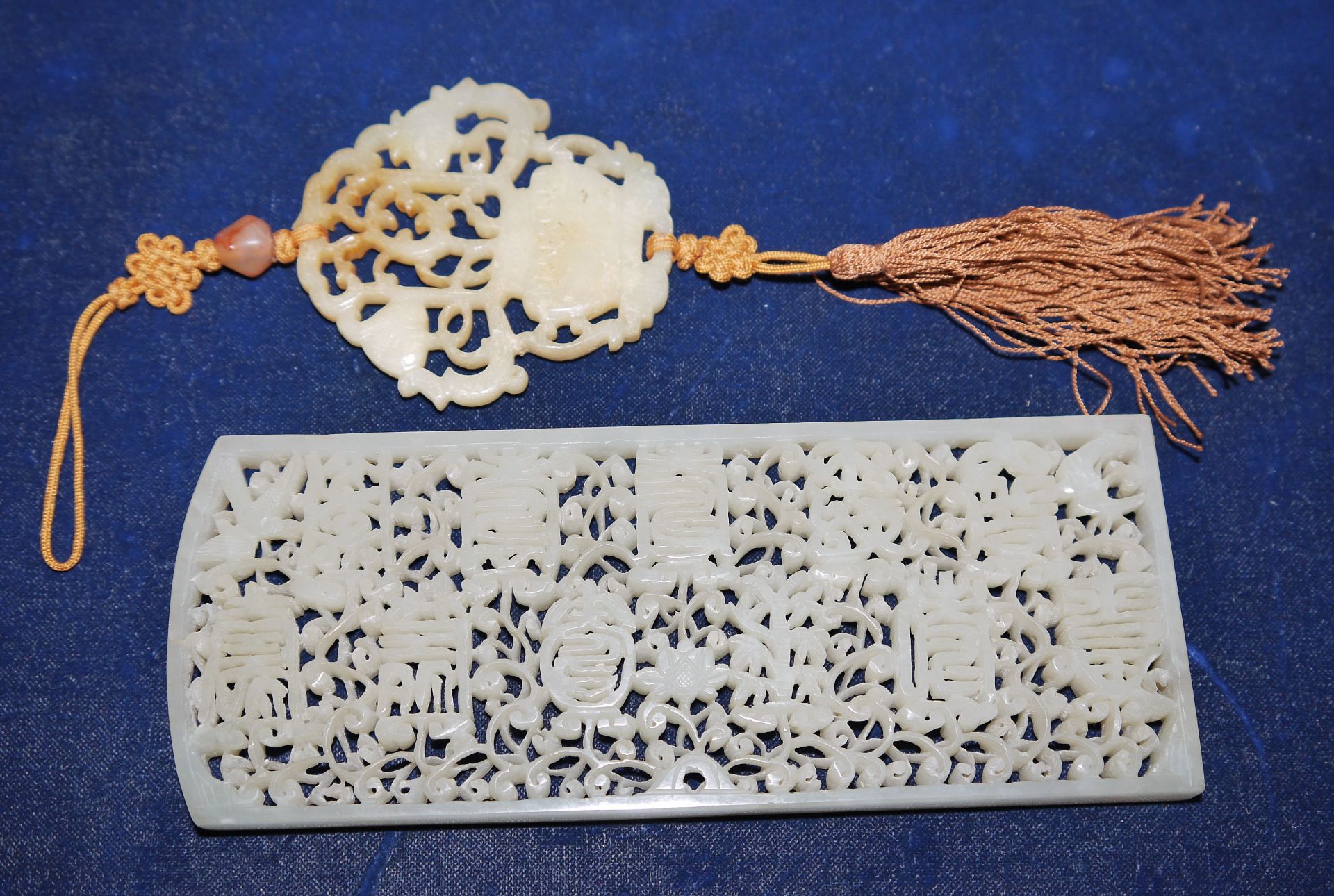 Zwei chinesische Jade-Plaketten, Sammlung Porzellanmünzen und zwei Löwenhunde aus Steatit - Bild 3 aus 4