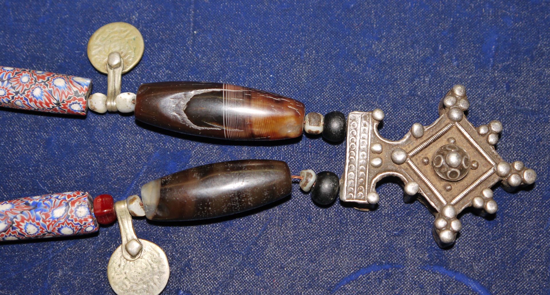 Zwei Ketten und drei Fingerringe, feiner Ethnoschmuck aus aller Welt - Bild 3 aus 3
