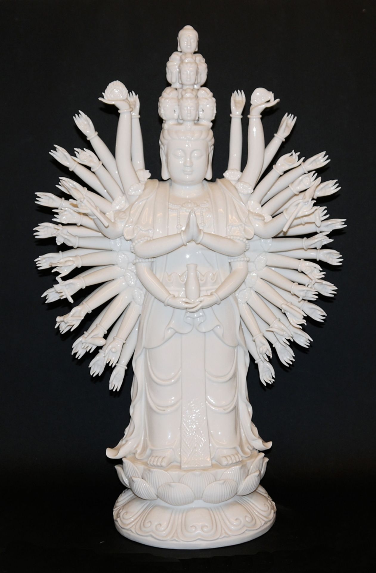Tausendarmiger Bodhisattva, Blanc de Chine Porzellan aus Dehua, China 20. Jh.