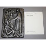 Marianne Lüdicke, "Nackte bekleiden", Metallrelief von 1975