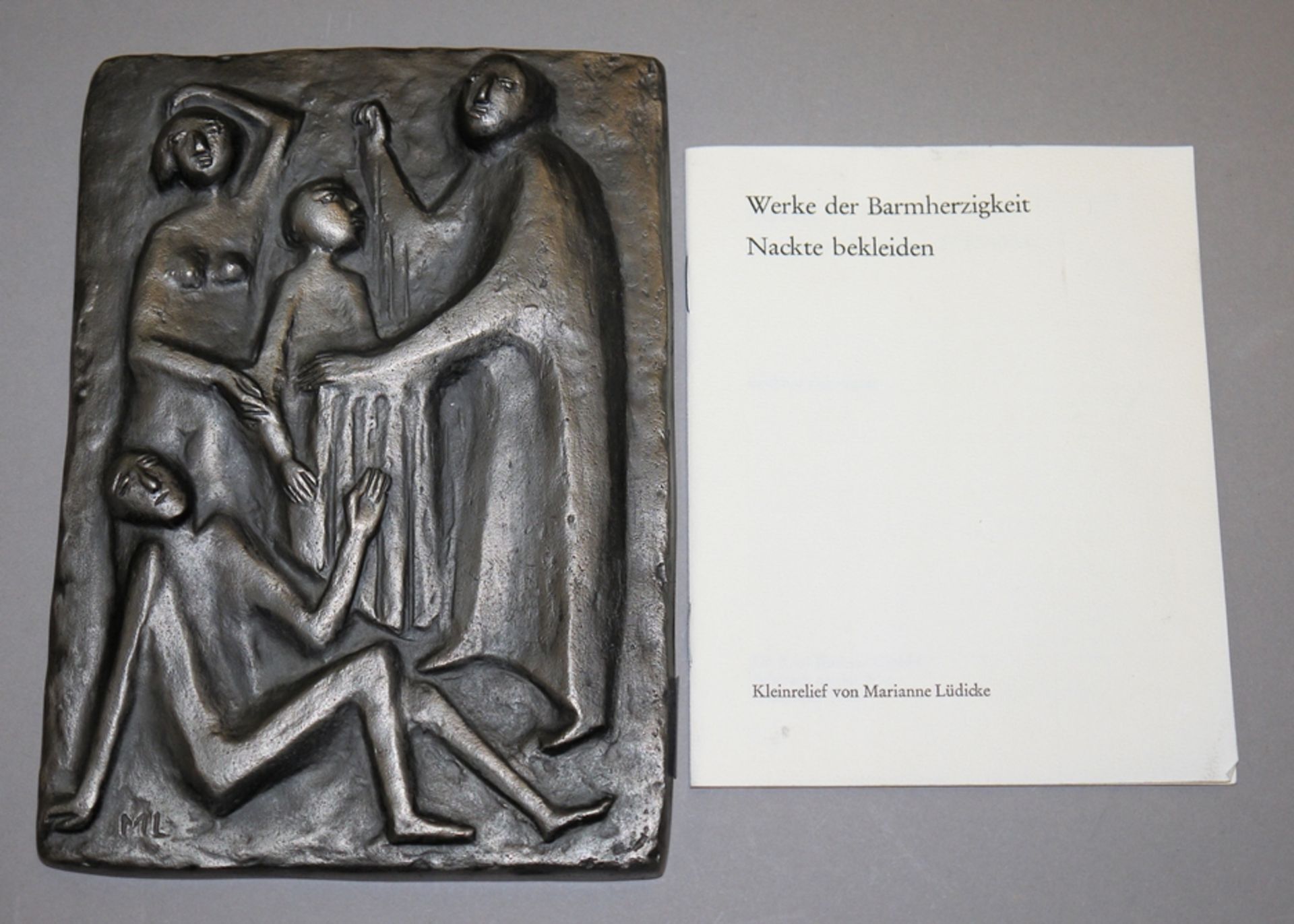 Marianne Lüdicke, "Nackte bekleiden", Metallrelief von 1975