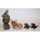 Bronze-Pelikan von Siegfried Zimmermann, zwei Löwenbabys von Arthur Klingler und Steinzeug-Fuchs vo