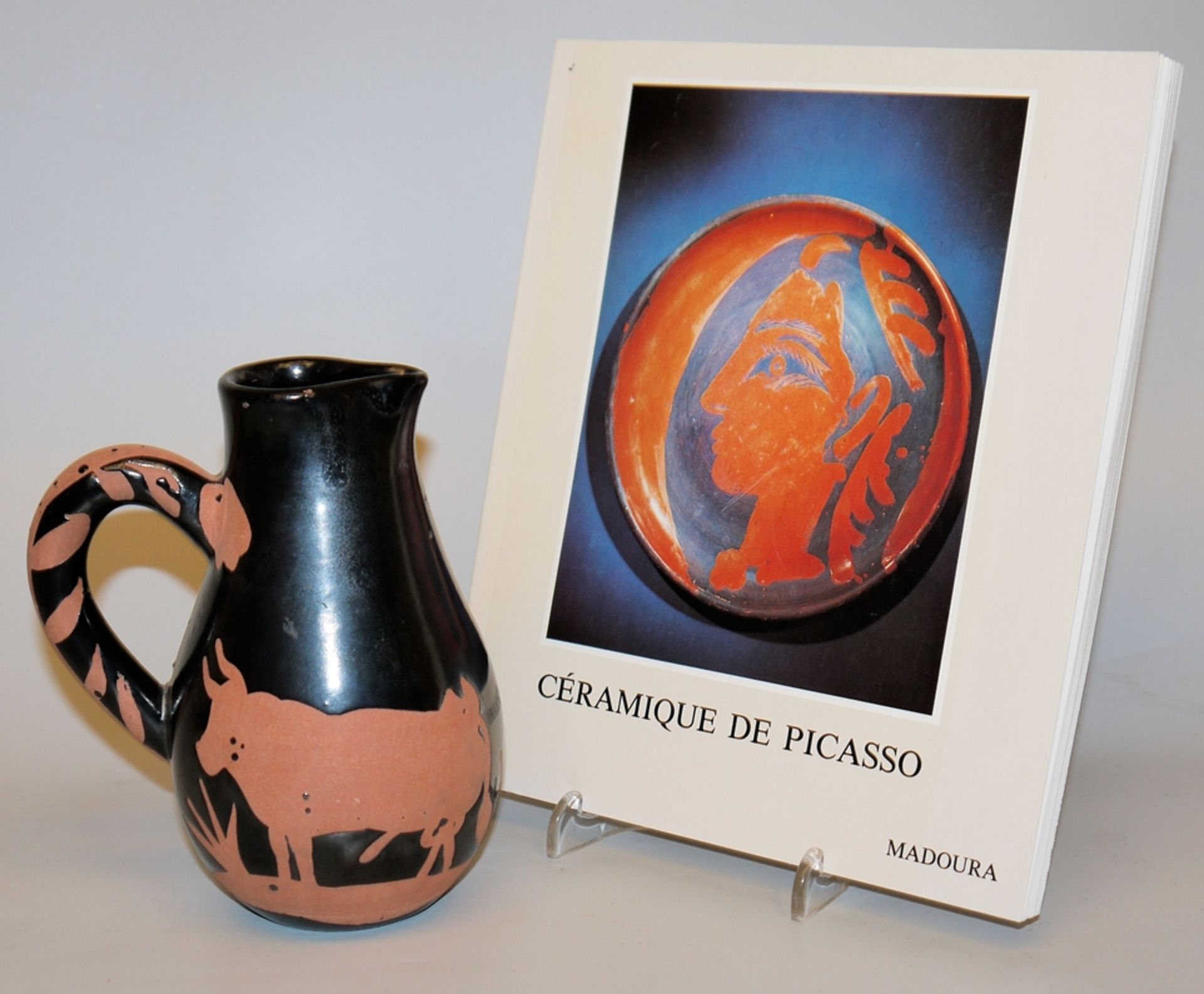 Pablo Picasso, Picador, kleiner Tonkrug mit schwarzer Glasur, Entwurf 1952, mit Katalog - Bild 2 aus 3