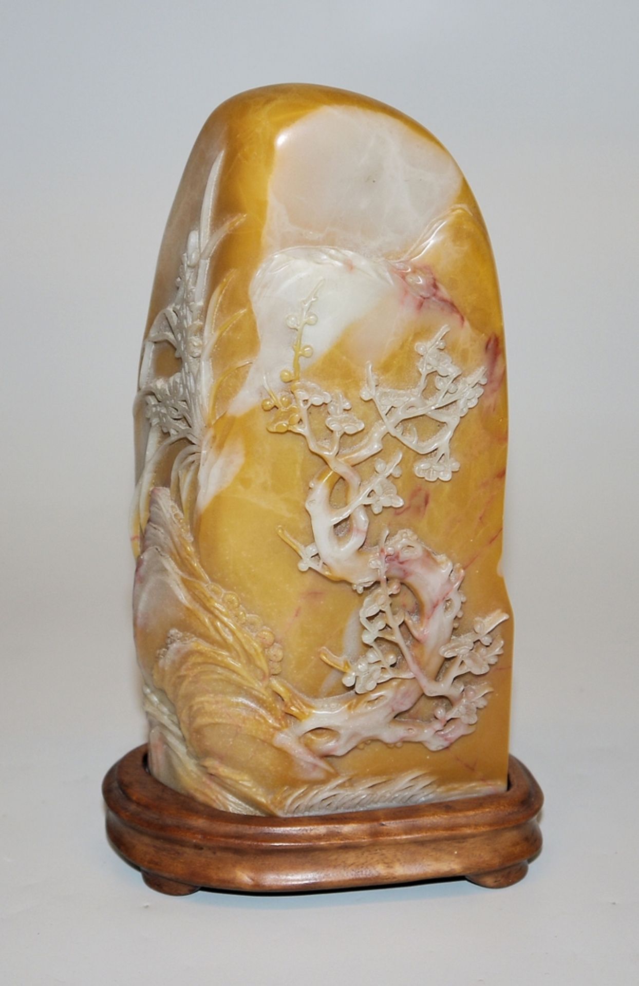 Ein Felsen mit floraler Gravur der "Vier edlen Herren", chinesische Schnitzerei aus Shoushan-Stein
