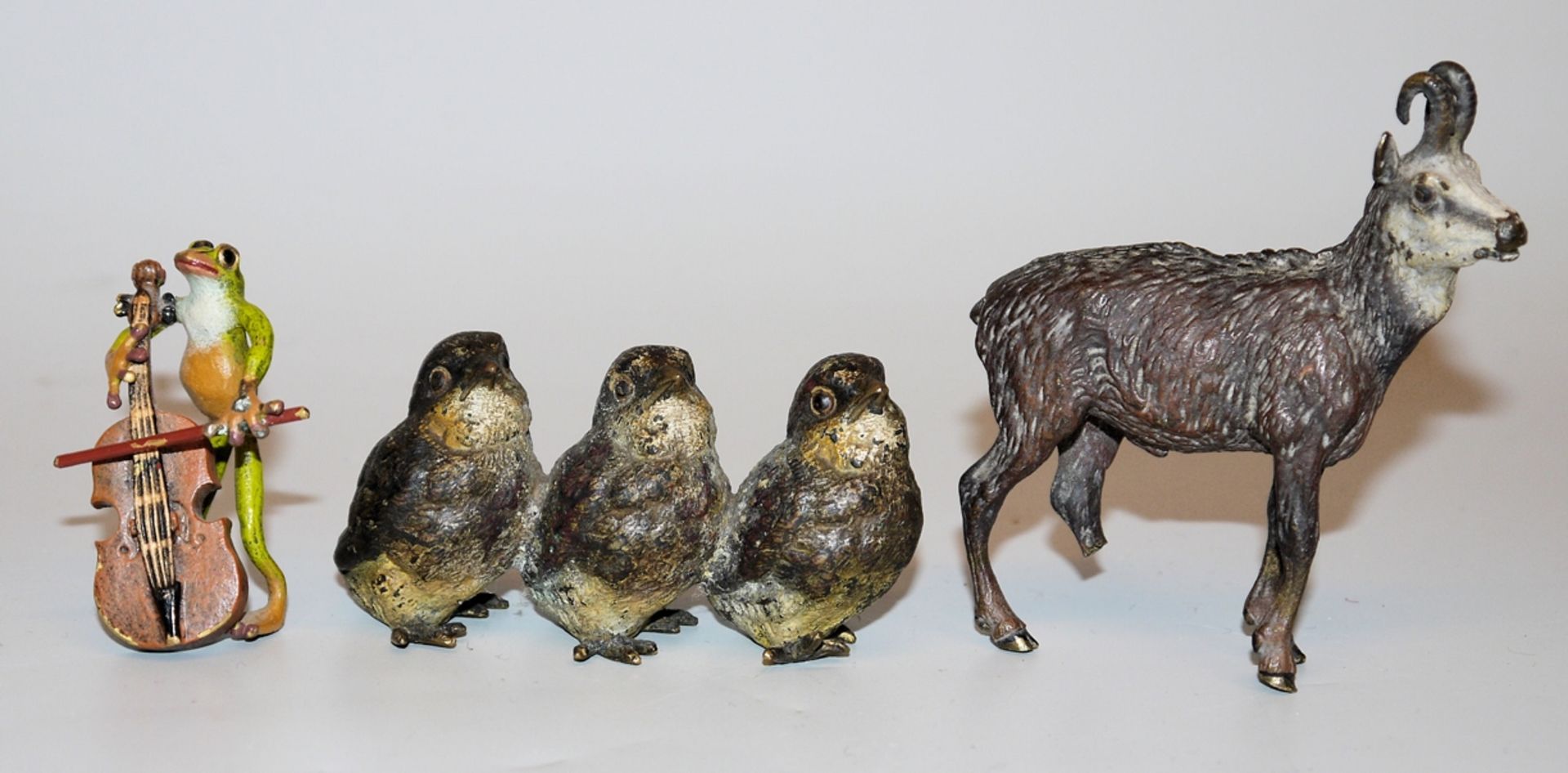 Drei Wiener Bronzen: Frosch, drei Spatzen und Gämse
