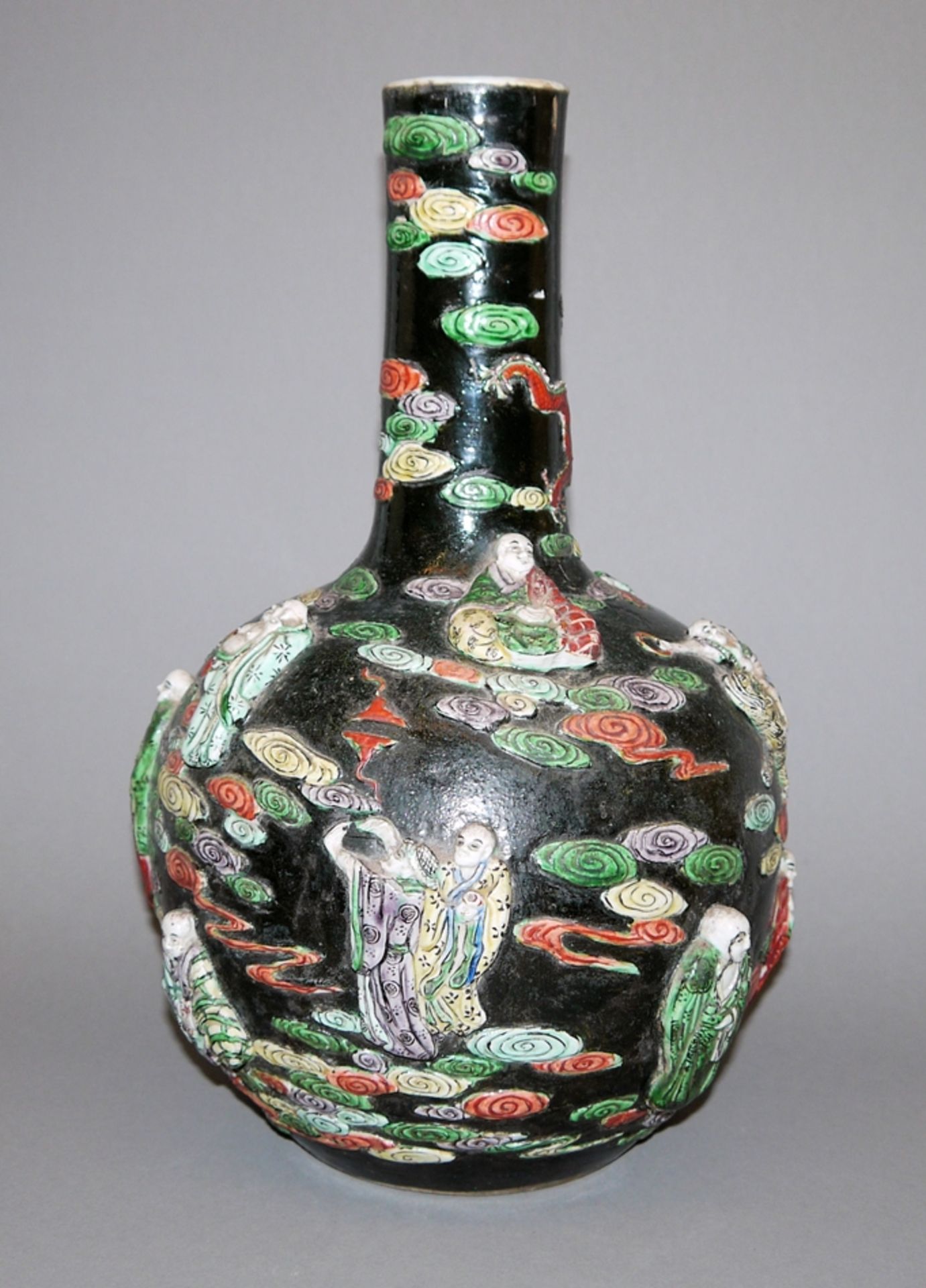 Tianqiuping-Vase in famille noire mit Luohan, Republik-Zeit, China 1. H. 20. Jh. - Bild 2 aus 4