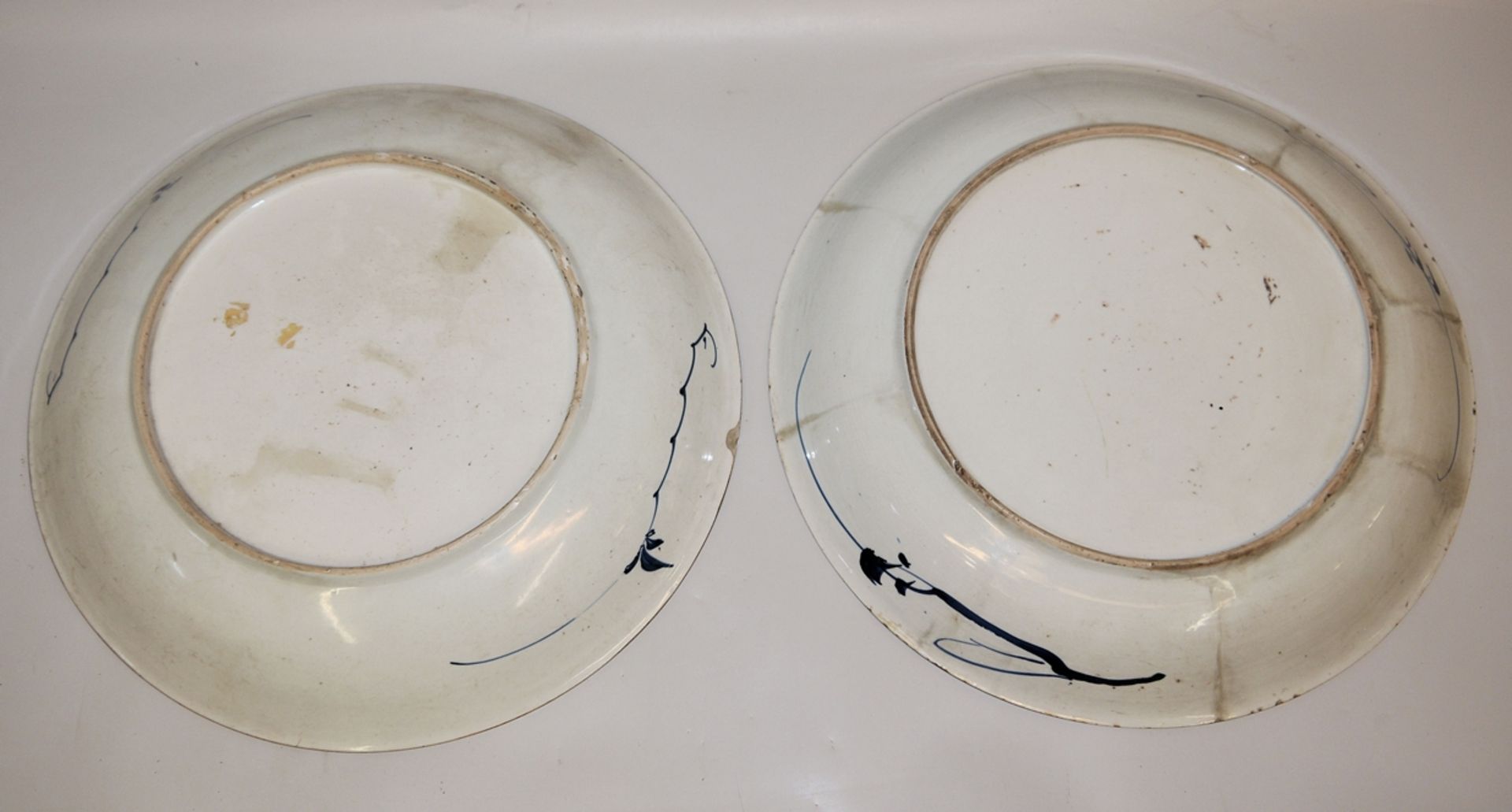 Paar große Blauweiß-Teller, Kangxi-Zeit, China um 1700 - Bild 2 aus 2
