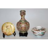 Japanischer Satsuma-Teller, Imari-Speiseschale und chinesische Cloisonné-Vase um 1900