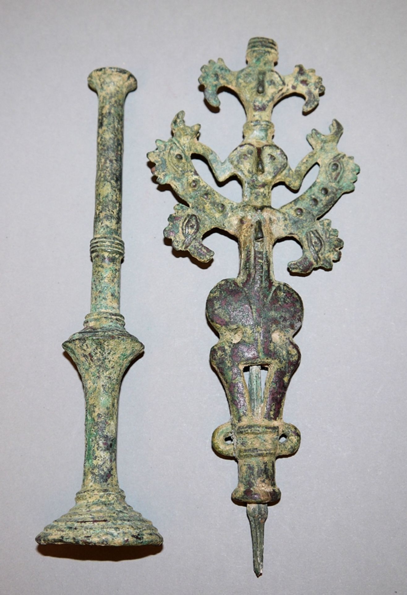Standartenaufsatz mit Ständer, Luristan-Bronze, Iran, wohl 8./ 7. Jh. v. Chr.  - Bild 2 aus 3