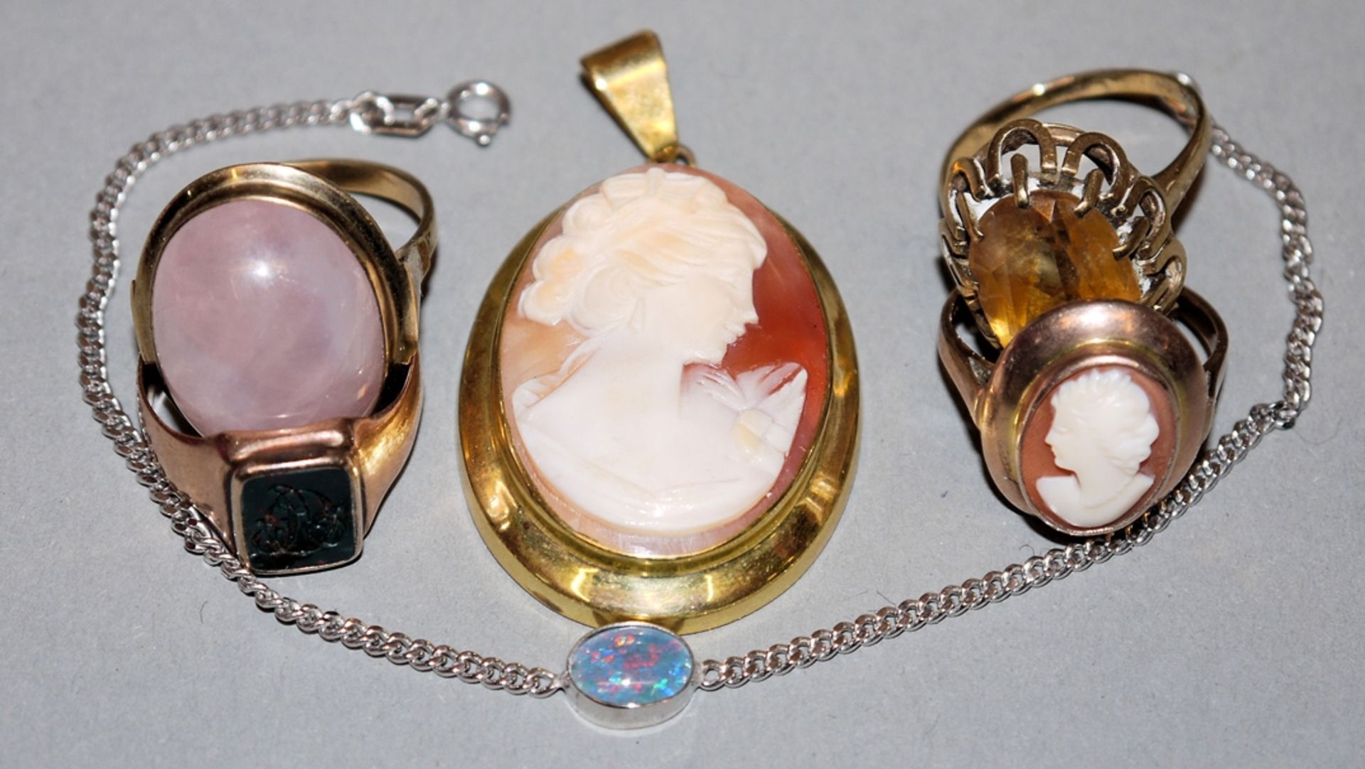 Sammlung Goldschmuck mit Steinbesatz und Kameen