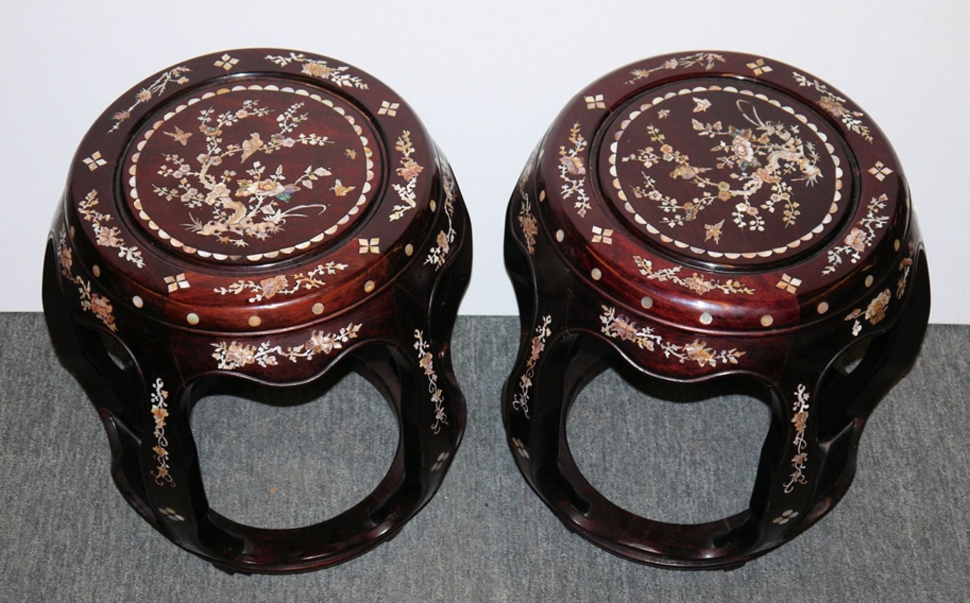 Zwei chinesische Edelholz-Hocker mit Perlmuttintarsien - Bild 2 aus 2