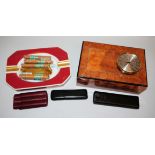 Raucherzubehör der Luxusklasse: Ein Humidor von Guy Janot, eine Aschenschale von Davidoff und Zubeh