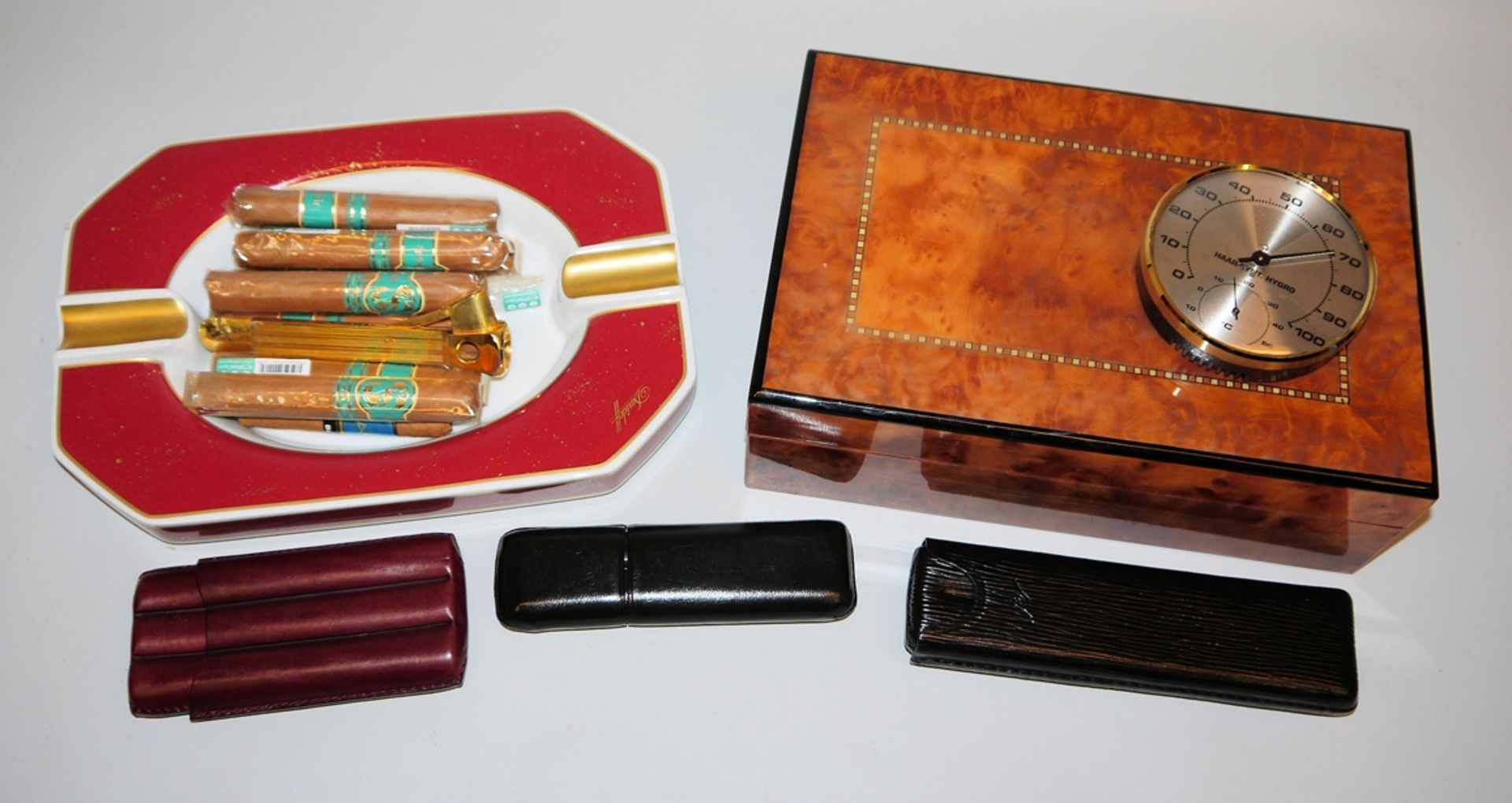 Raucherzubehör der Luxusklasse: Ein Humidor von Guy Janot, eine Aschenschale von Davidoff und Zubeh