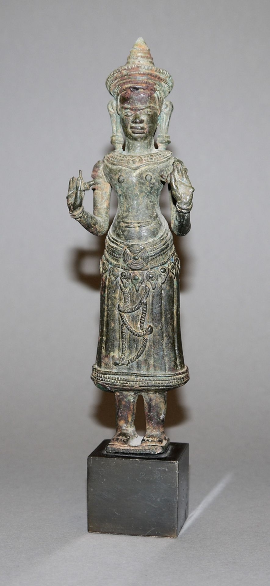 Stehende weibliche Gottheit, Bronzeplastik der Khmer, Kambodscha, Bayon-Stil, wohl 12./13. Jh.