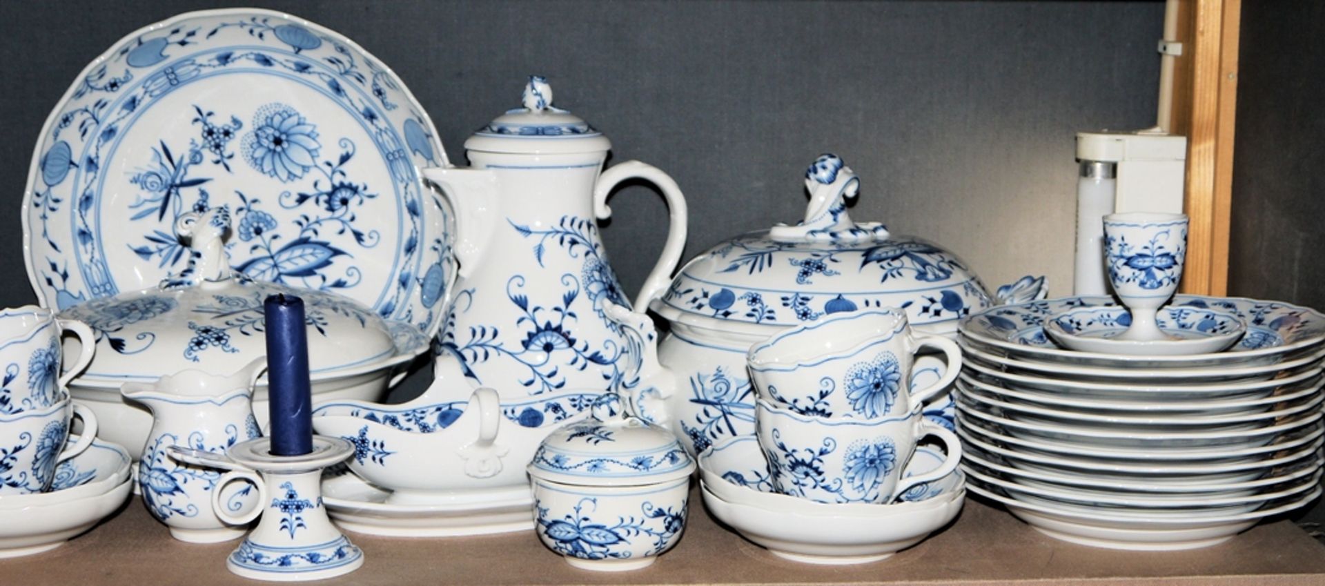 Porzellan-Kaffeeservice für 10 Personen und Speise-Restservice Zwiebelmuster, Meißen, überwiegend 1 - Bild 3 aus 3
