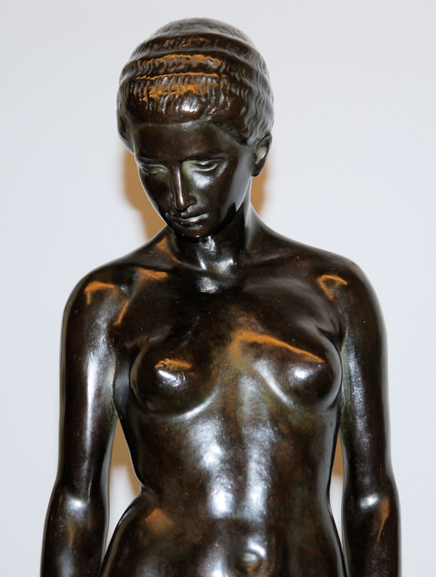 Rudolf Stocker, Bronzeplastik stehender weiblicher Akt - Bild 2 aus 3