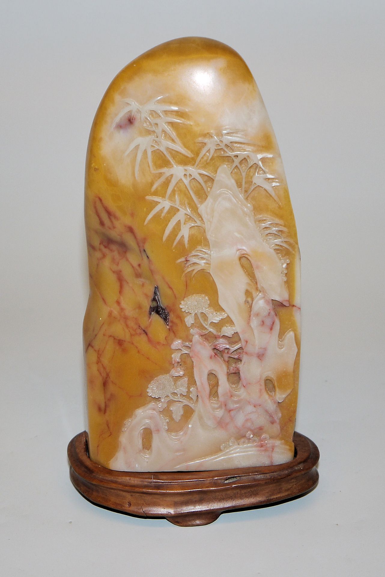 Ein Felsen mit floraler Gravur der "Vier edlen Herren", chinesische Schnitzerei aus Shoushan-Stein - Bild 2 aus 3
