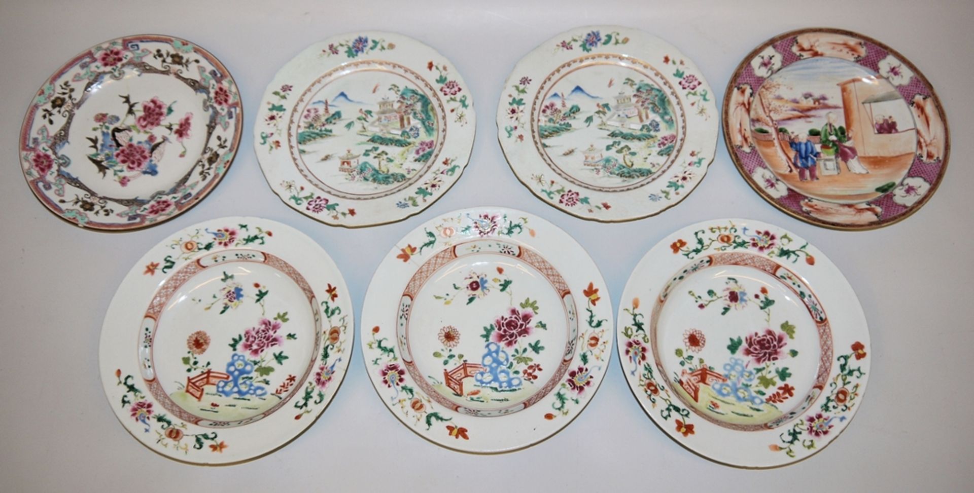 Sieben Speiseteller, z.T. restauriert, Export-Porzellan der Qianlong-Zeit, China 18. Jh.