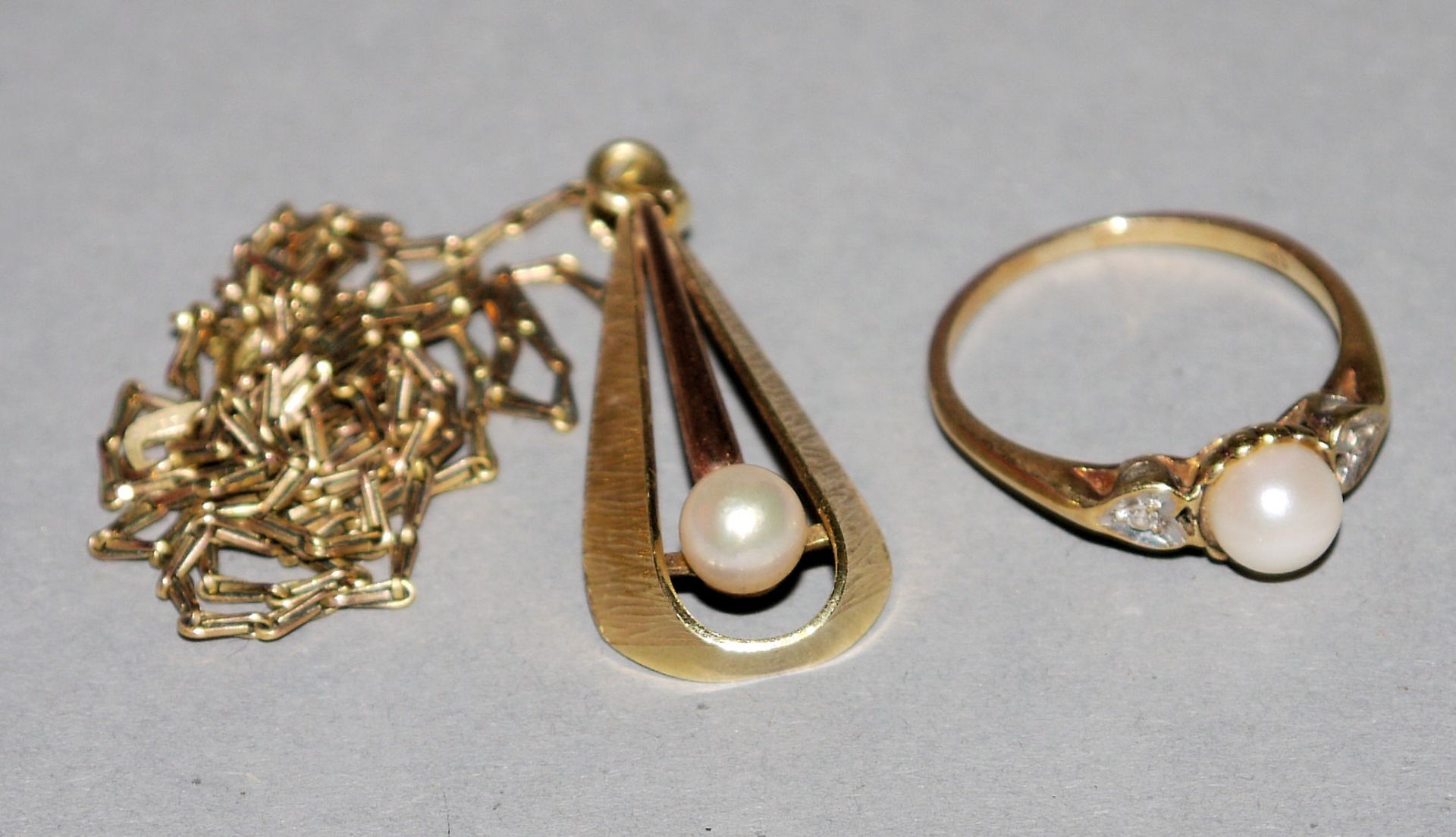 Perlenring mit Brillanten & Perlenanhänger an Kette, Gold