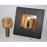 Rafael Verjans, zwei Gesichter, Bronzeplastik sowie unbekannter Künstler, Wandplastik "Skyline"