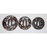 Drei eiserne Tsuba, japanische Schwertstichblätter, 18./19. Jh.