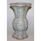 Vierpass-Vase in Art der Guan-Ware, China 19./20. Jh.