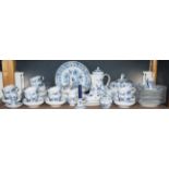 Porzellan-Kaffeeservice für 10 Personen und Speise-Restservice Zwiebelmuster, Meißen, überwiegend 1