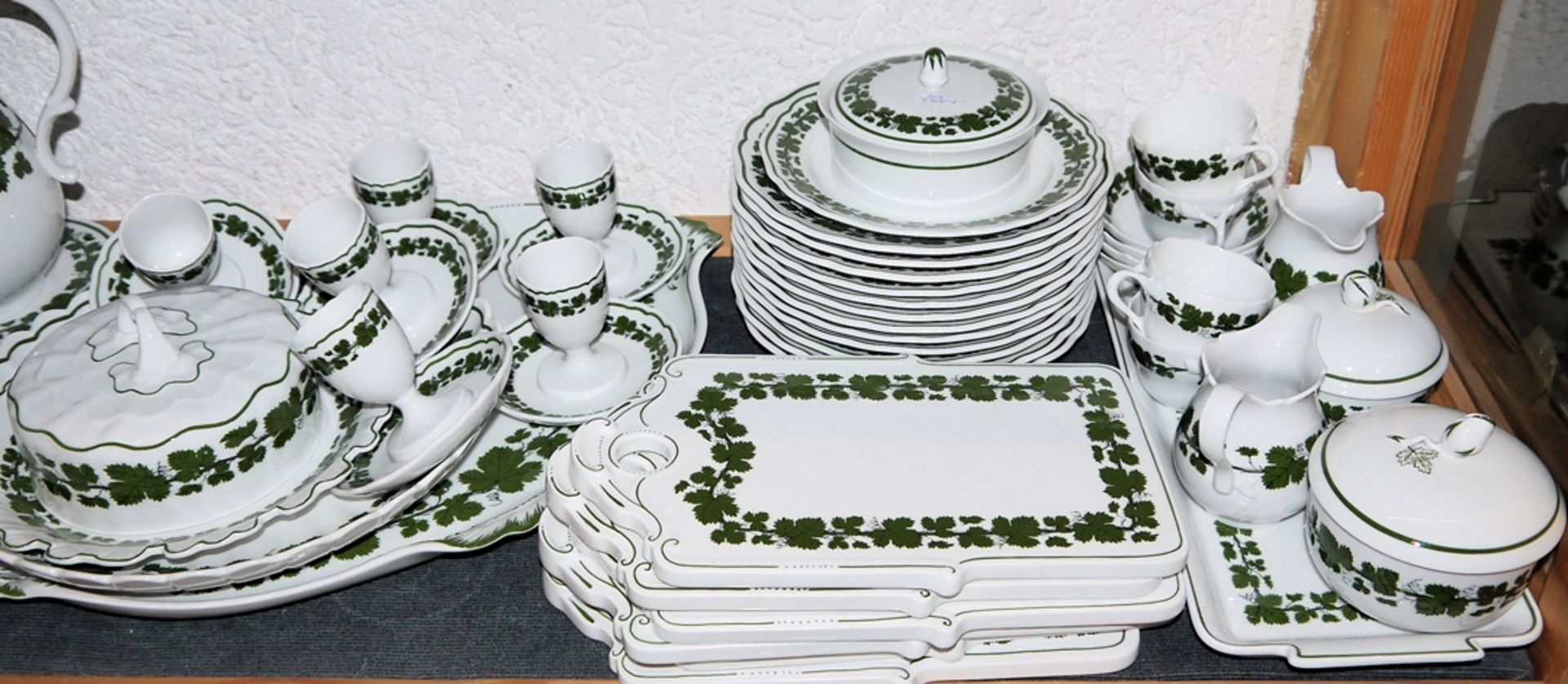 Umfangreiches Kaffee- und Frühstücks-Service Weinlaub, Meißen, überwiegend 1. Wahl - Bild 3 aus 3