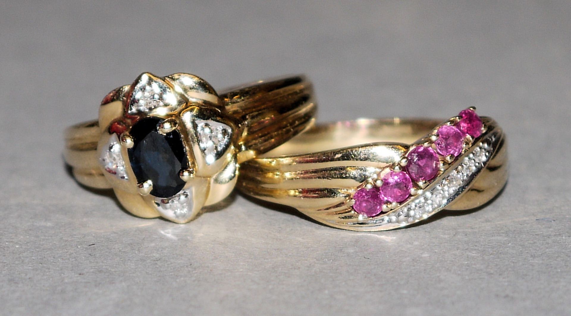Zwei Ringe mit Brillanten, Rubinen und Saphir, Gold