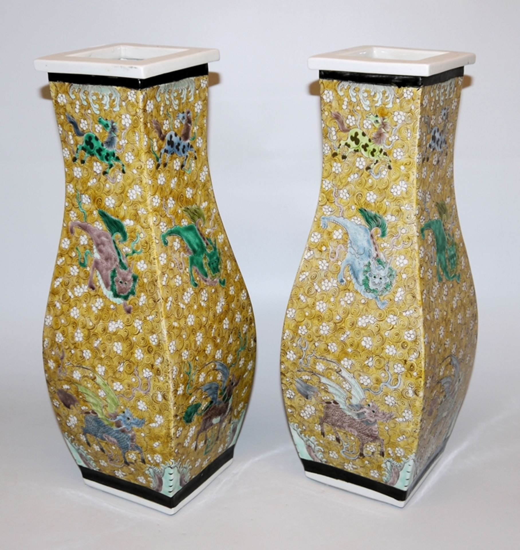 Großes Vasenpaar mit Fabeltieren, Republik-Zeit, China, Anfang 20. Jh.