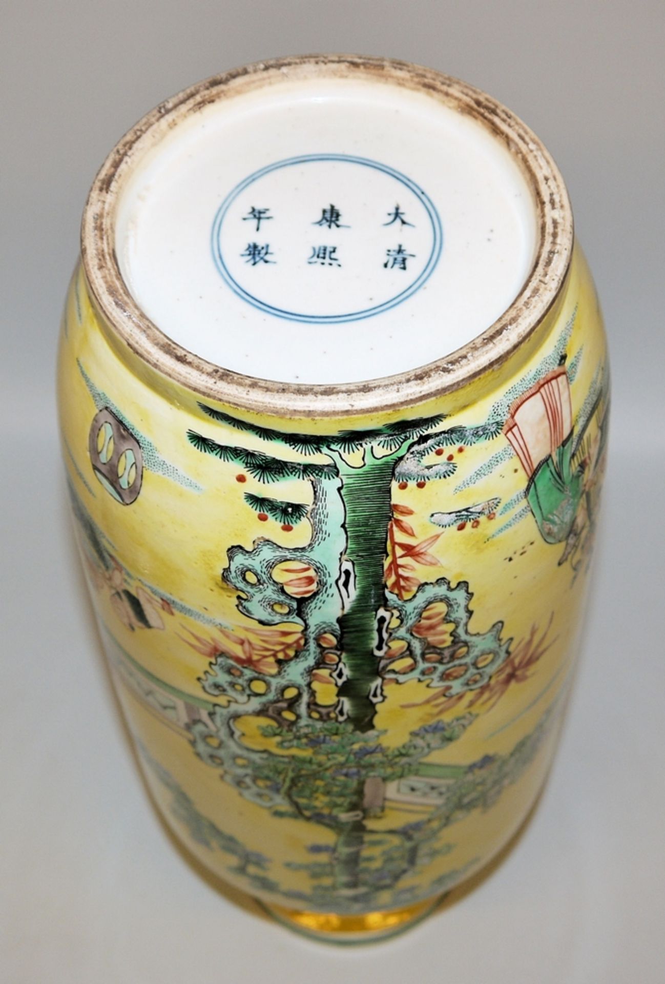 Große Rouleauvase mit Familienszenen in famille jaune, wohl Republik-Zeit, China 20. Jh. - Bild 3 aus 3