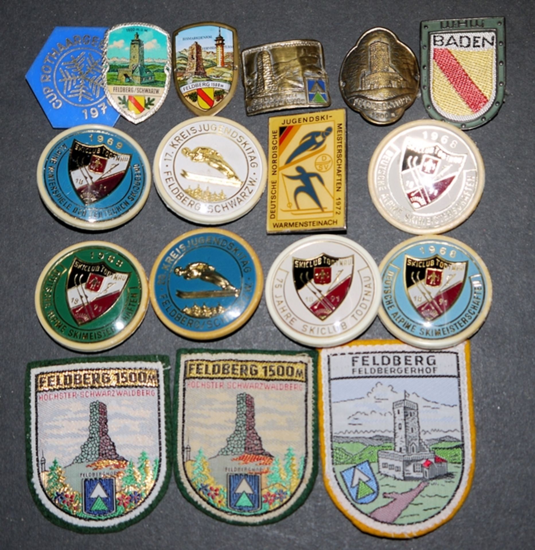 Große Sammlung seltener Wintersportabzeichen, überwiegend emailliert, 1927-1970, ca. 130 Teile - Bild 4 aus 4