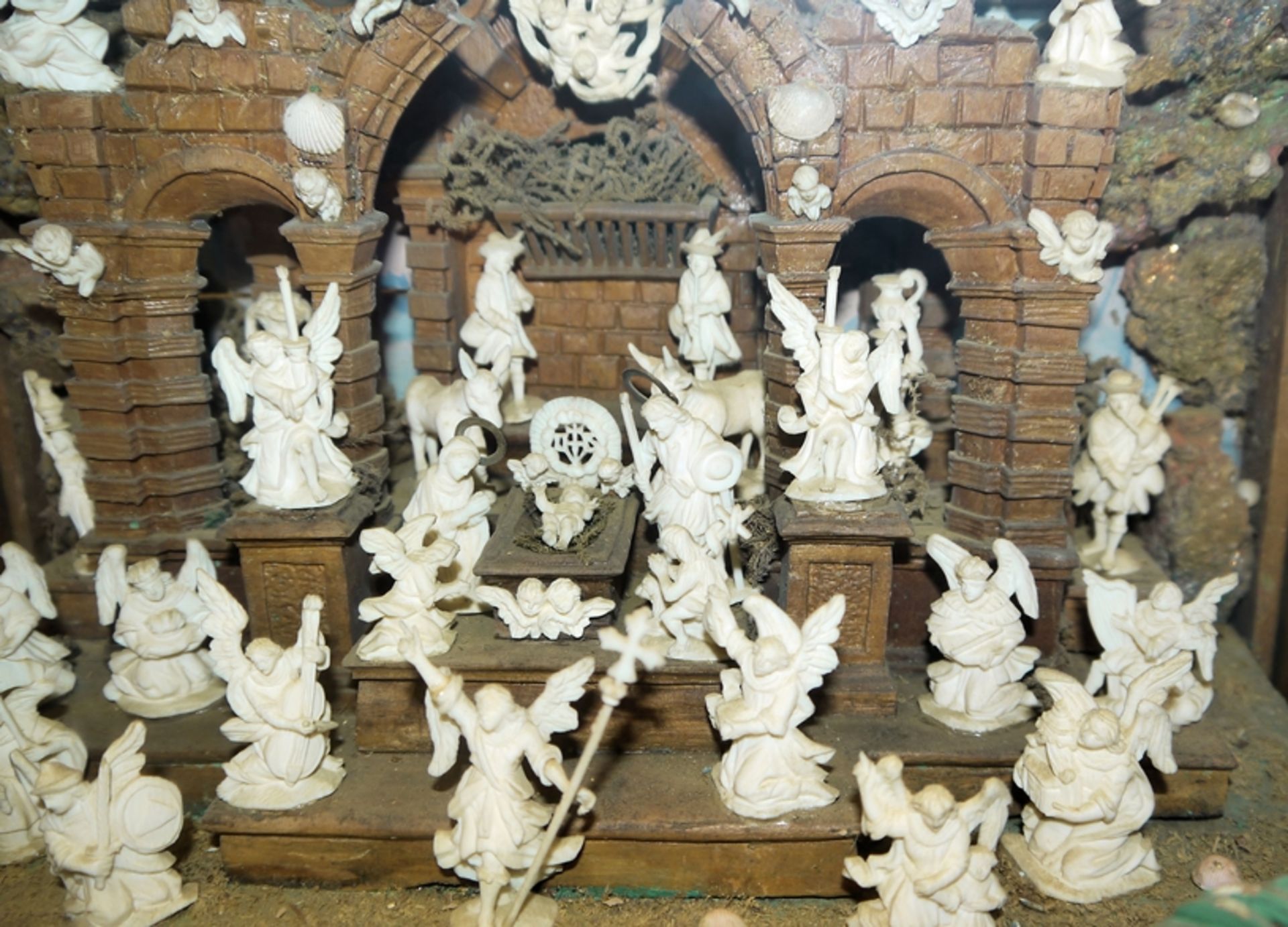 Vielfigurige Krippe, Klosterarbeit des frühen 19. Jhs. im Glaskasten - Bild 3 aus 4
